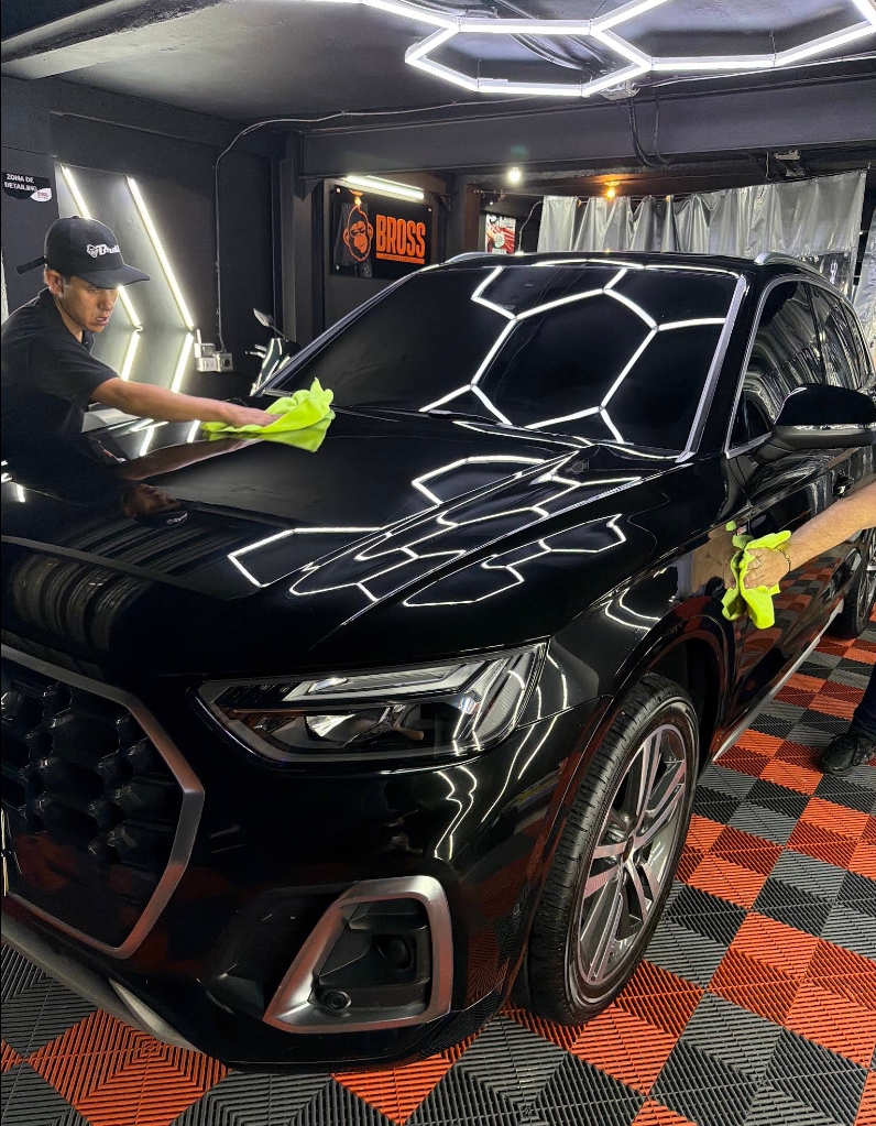 Cabina de detallado automotriz BROSS MEDELLÍN